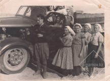 1-Краснознаменский-совхоз-во-время-уборочной-водитель-Имамов-Г.-И.-1957-год