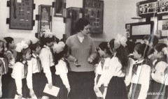 03-Школа-№1-им.-Кирова-приём-в-пионеры-кл.-руководитель-Г.-А.-Панова-1985-г