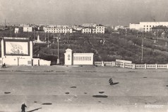 18-Выступление-Хрущёва-с-этой-трибуны-в-1959-году.-Ныне-на-этом-месте-Дом-Советов-60-е-годы