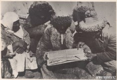 28-Чтение-газеты-в-ауле-1930-год