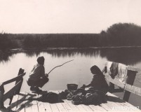 29-Жена-стирает-одежду-а-муж-ловит-рыбу-на-берегу-реки