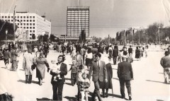 46-В-выходной-день-на-площади-им.-В.-И.-Ленина-г.-Целиноград-май-1988-год