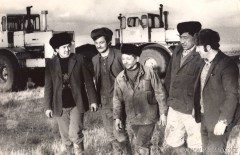 28-Совхоз-Улетинский-тракторист-Дюсенбеков-Колосков-Жданников-Жунусов-Фаляхов-октябрь-1986-год