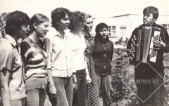 16-Совхоз-Новоишимский-бригада-Искатели.-Руководитель-худ.-самодеятельности-И.-И.-Бауэр-1982-г