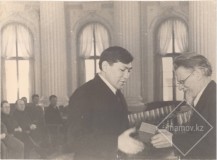 02-М.-И.-Калинин-вручает-орден-Ленина-председателю-Совнаркома-Каз-ССР-Н.-Ундасынову-А-1898